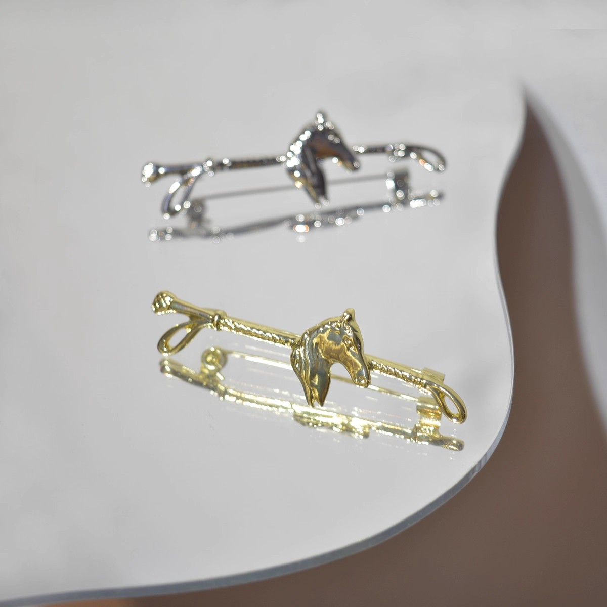 Ethnic Fast Fashion - Spilla a forma di frusta con